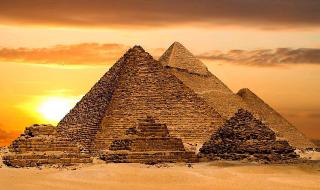 金字塔建在尼罗河的